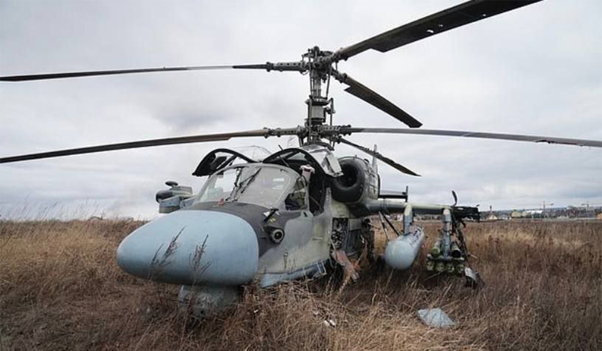 Un elicottero d'attacco KA-52 abbattuto, uno dei tanti aerei russi persi sul campo di battaglia in Ucraina.