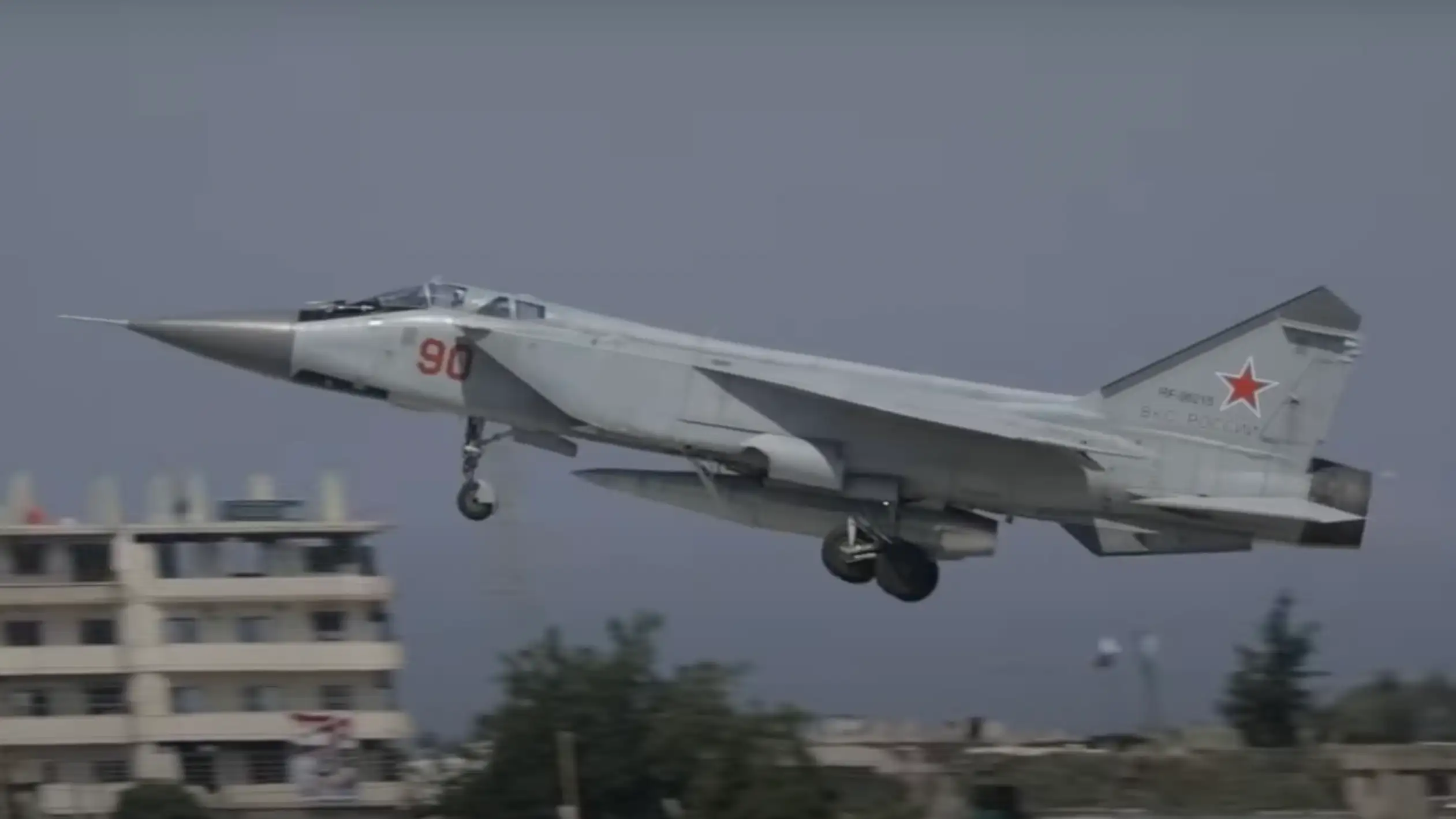 Un MiG-31 decolla dalla base aerea di Khmeimim in Siria, armato con un missile Kinzhal.
